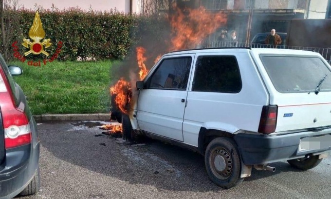 L’auto prende fuoco, il conducente riesce a parcheggiare e salvarsi