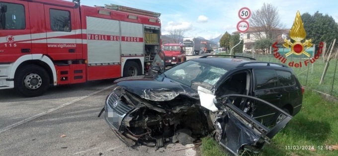 Estratta dalle lamiere dopo l’incidente col furgone, tre i feriti