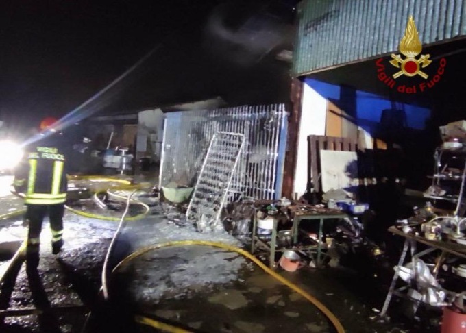 Fuoco e fiamme in un deposito attrezzi a Carbonera, tanta paura ma nessun ferito