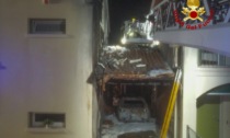 Auto in fiamme sotto una tettoia ad Altivole: incendio domato prima che divori anche la casa vicina