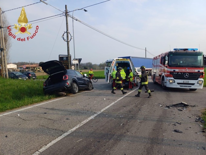 Auto si scontrano a Pieve del Grappa: feriti in quattro, uno trasportato in ospedale in elisoccorso