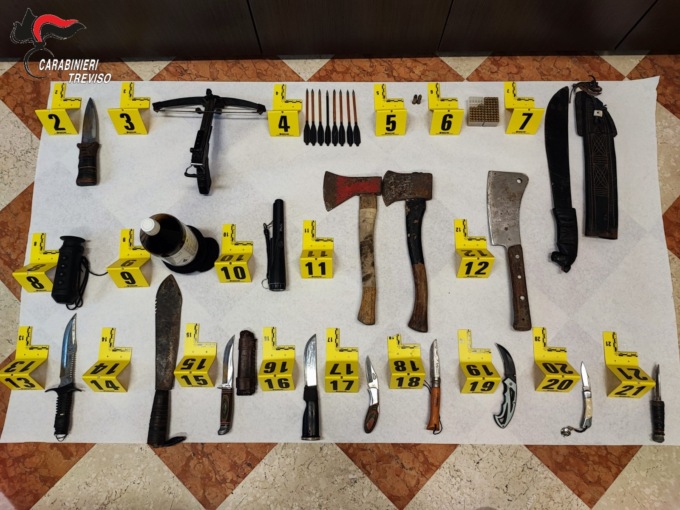 Finge un incendio a casa della ex e poi ruba un cellulare: i Carabinieri lo raggiungono nel suo alloggio e scoprono un arsenale di armi