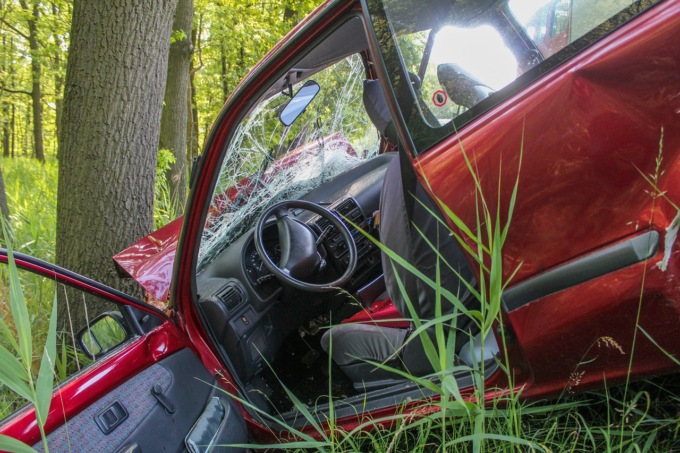 Perde il controllo dell’auto e centra un albero: 25enne in gravi condizioni