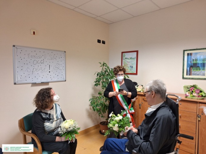 Si risveglia dal coma dopo un ictus, avvocato di Treviso si sposa in ospedale: “E’ stata un’emozione unica”