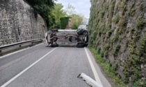 BMW si ribalta in mezzo a via Montegrappa a Vidor, cittadini furiosi sui social: "Sempre un pericolo quella strada stretta"