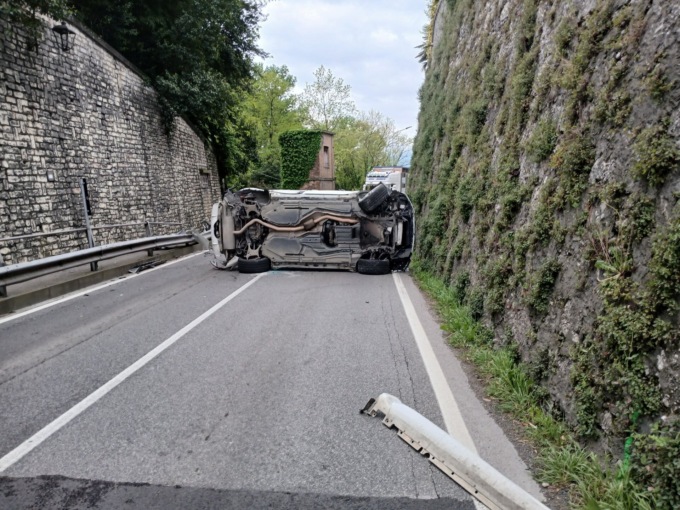 BMW si ribalta in mezzo a via Montegrappa a Vidor, cittadini furiosi sui social: “Sempre un pericolo quella strada stretta”