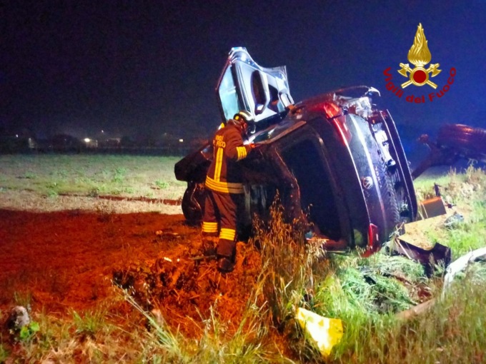 Distrugge il suo suv in un incidente e si allontana prima dell’arrivo dei soccorsi