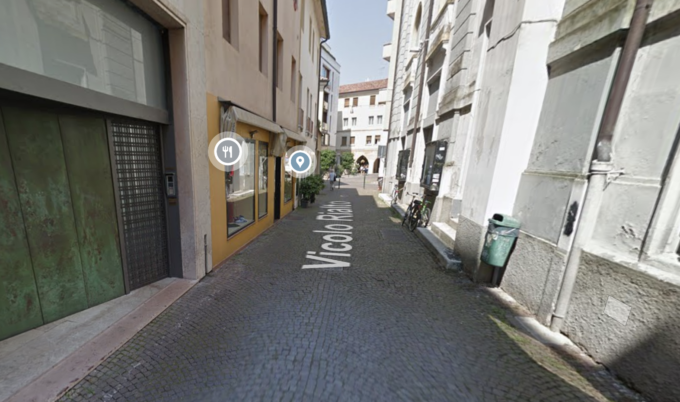 Rimprovera due ragazzi perché impennano con la bici in un vicolo, preso a calci e pugni