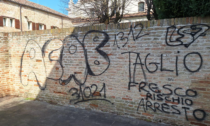 Frasi contro la polizia sui muri dell'Abbazia di Mogliano Veneto, denunciati in cinque: "Un danno da 2mila euro"