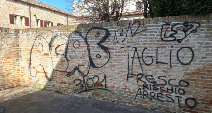 Frasi contro la polizia sui muri dell’Abbazia di Mogliano Veneto, denunciati in cinque: “Un danno da 2mila euro”