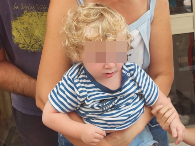 Investe il figlio di 20 mesi in retromarcia, Matteo purtroppo non ce l’ha fatta