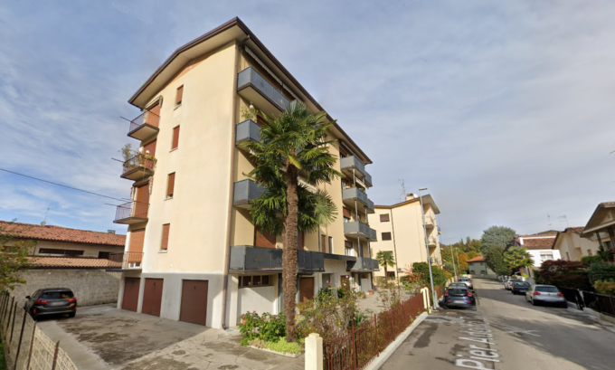 Il parapetto è basso e precipita dal balcone di casa al quarto piano, morto 68enne