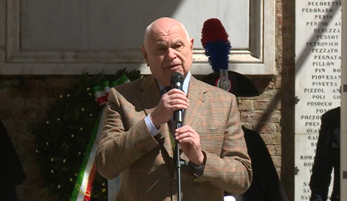 25 aprile a Treviso, la folla chiede a Nordio di dichiararsi antifascista: “É una domanda retorica”. E partono i fischi