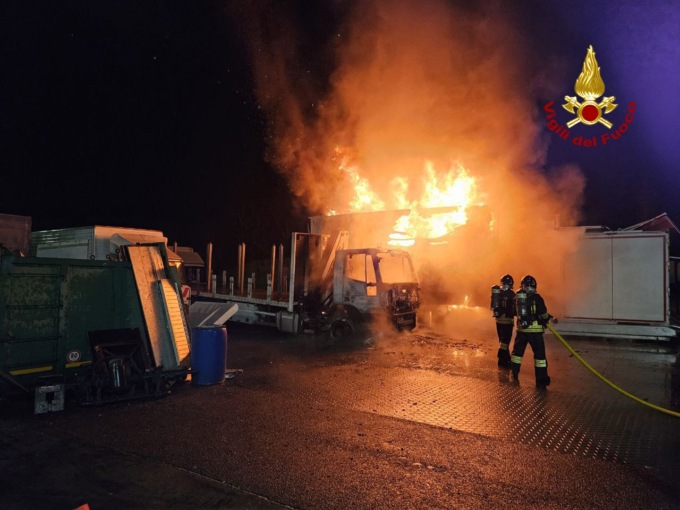 Furgone in fiamme nella notte alla “Top Car” di San Biagio di Callalta