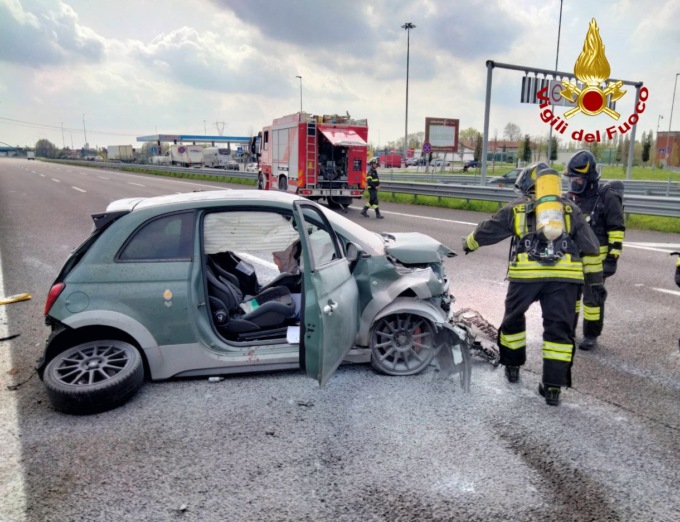 Fiat Abarth finisce contro un guard-rail sull’A27 e si incendia