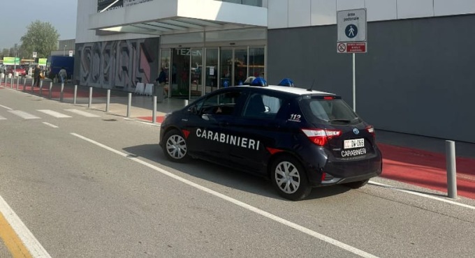 Ladre di scarpe a Silea, ne rubano dieci paia e scappano su un furgone