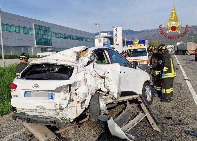 Scontro tra due auto e un camion a Pederobba, 58enne rimane incastrato tra le lamiere