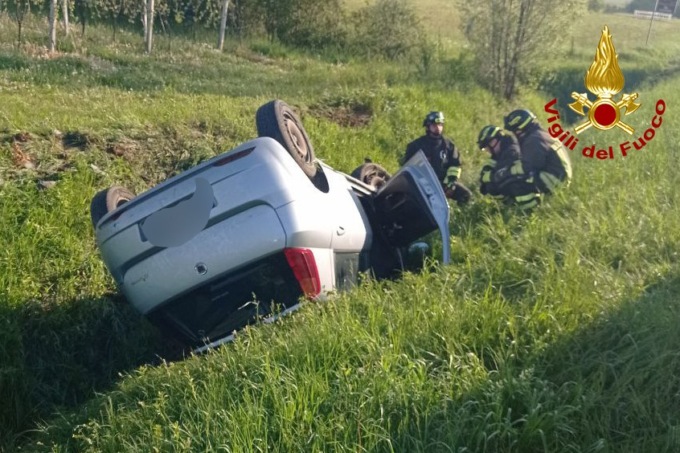 Auto si ribalta a Cavaso del Tomba, due feriti