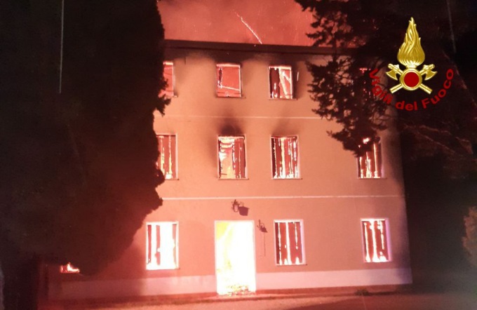 Casa disabitata divorata dalle fiamme nella notte a Ormelle