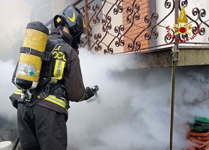 La cantina va a fuoco e il fumo raggiunge la casa, disabile salvato dai vigili del fuoco