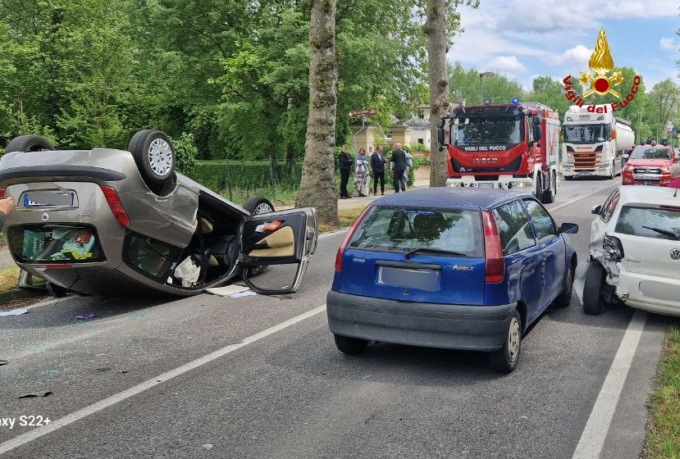 Violento scontro fra tre auto, una si ribalta: ferita una conducente