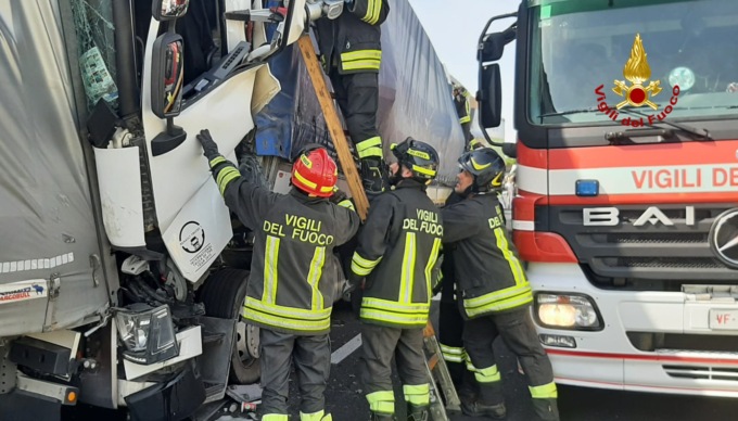 Scontro fra tre camion sulla A4, due conducenti intrappolati nelle cabine di guida