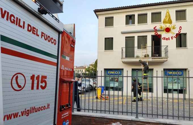 Cornicione di marmo si stacca e cade da balcone a Castelfranco