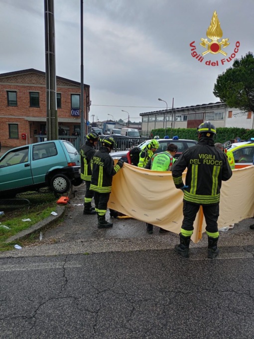 Ha un malore alla guida e perde il controllo dell’auto finendo in un fossato