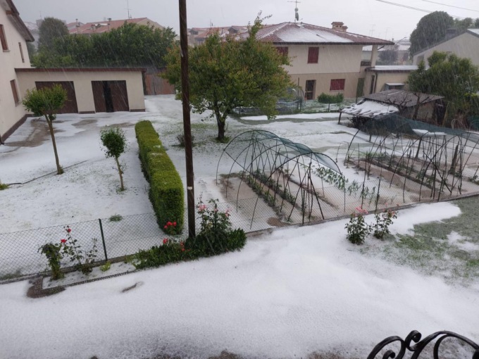 Violenta grandinata a Conegliano, città imbiancata in pochi minuti: danni alle auto e nelle campagne
