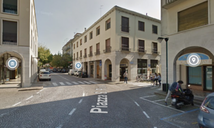Baby gang accerchia, spintona e rapina un minorenne in centro a Treviso