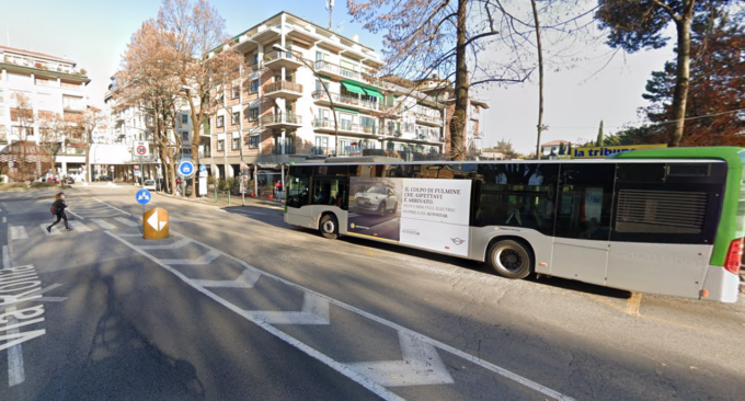 Picchiavano e rapinavano studenti alla stazione degli autobus, arrestato il 17enne a capo della baby gang