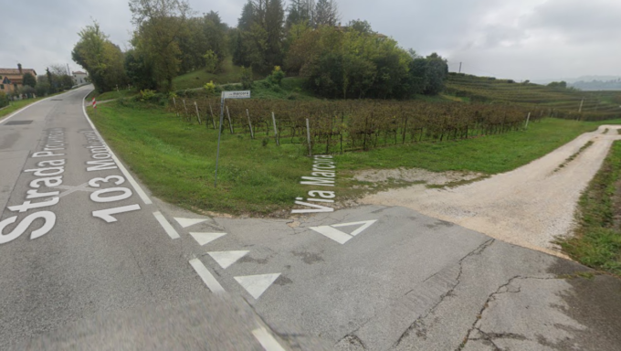 Travolto da un’auto mentre lavora in un tombino a bordo strada, grave operaio 54enne