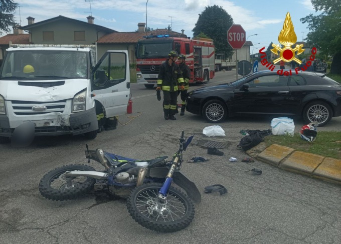 Incidente tra auto e furgone a Pieve di Soligo, grave un centauro