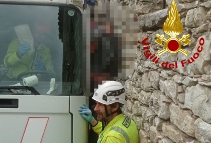 Schiacciato tra camion cisterna e muretto di un’abitazione, grave autotrasportatore 34enne