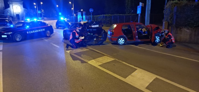 Si schiantano contro la gazzella dei Carabinieri, feriti due ventenni e due militari