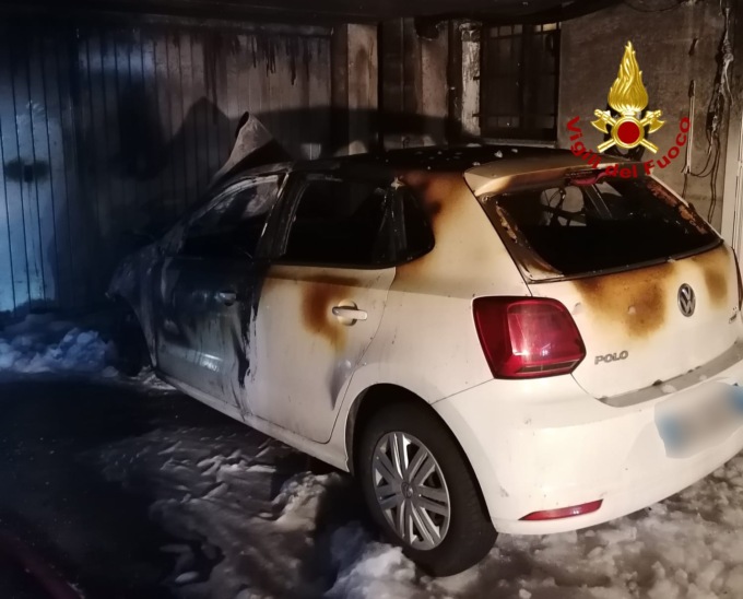 Incendio nel garage di un condominio, Volkswagen Polo divorata dalle fiamme