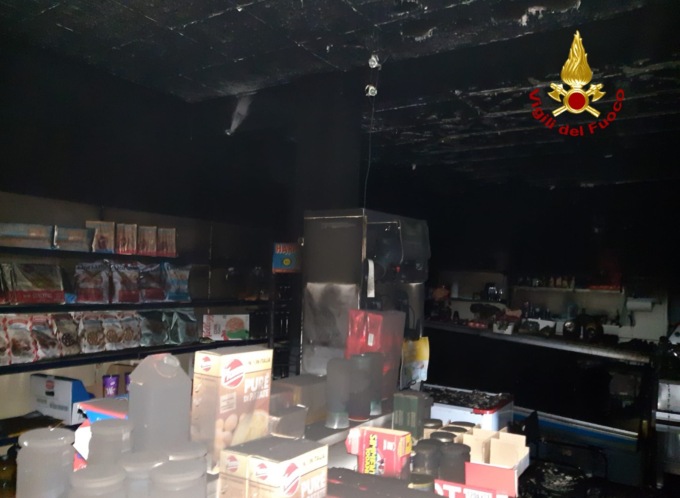 Incendio nella notte in un negozio di alimentari a Zenson di Piave