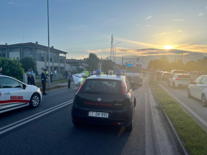 Investe un 16enne in bicicletta con l’auto e fugge, ma poi viene rintracciato e ammette la sua colpa