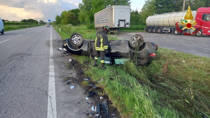 Violento scontro tra due auto, una si ribalta l’altra finisce nel fosso: tre feriti