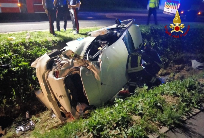 Perde il controllo dell’auto e si ribalta in un canale, conducente resta incastrato nel veicolo