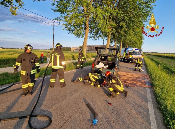 Auto si schianta contro un platano, conducente rimane incastrato nel veicolo