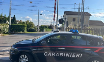 Si chiude il passaggio a livello e un pullman resta bloccato sui binari