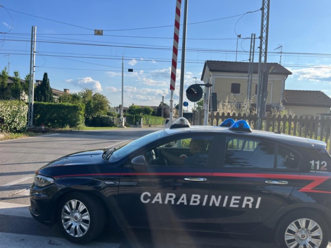 Si chiude il passaggio a livello e un pullman resta bloccato sui binari