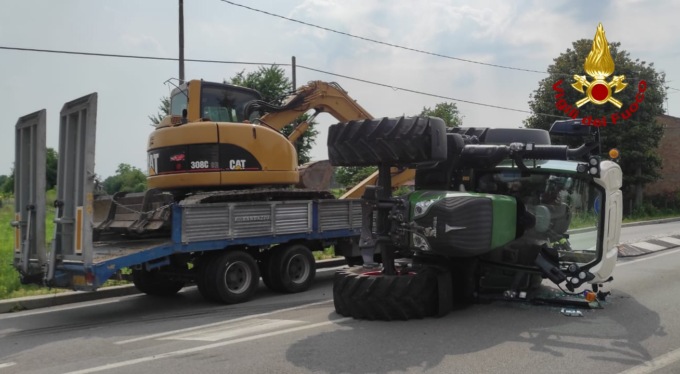 Scontro tra auto e trattore (che si ribalta) a Cimadolmo. Le immagini