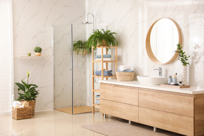 Rendere più attuale il bagno con rivestimenti e mobili moderni e di tendenza