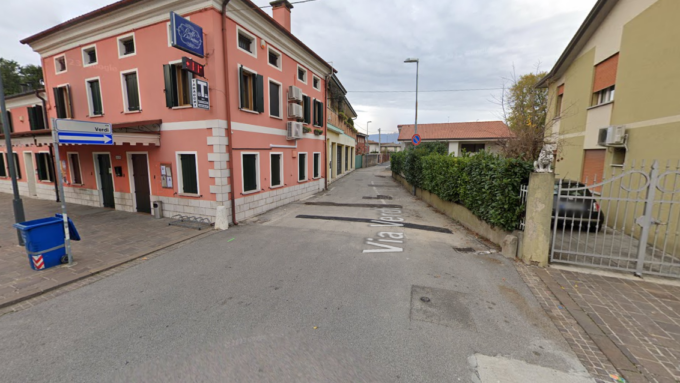 Coppia di anziani minacciata con un coltello e rapinata in casa