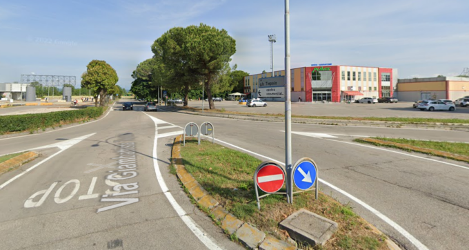 Investe un ciclista 48enne e fugge dopo l’incidente, caccia al pirata della strada