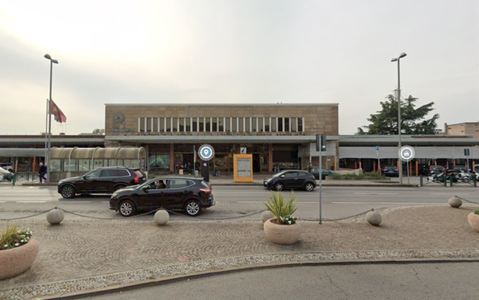 Evade dai domiciliari e poi ruba una valigia in treno a un turista statunitense