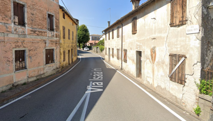 Tenta di sfondare la porta di casa del rivale con una chiave a bussola, poi aggredisce i Carabinieri