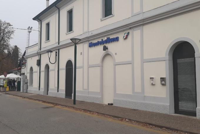Le vibrazioni del martello pneumatico fanno staccare la plafoniera di un lampione, operaio colpito in testa